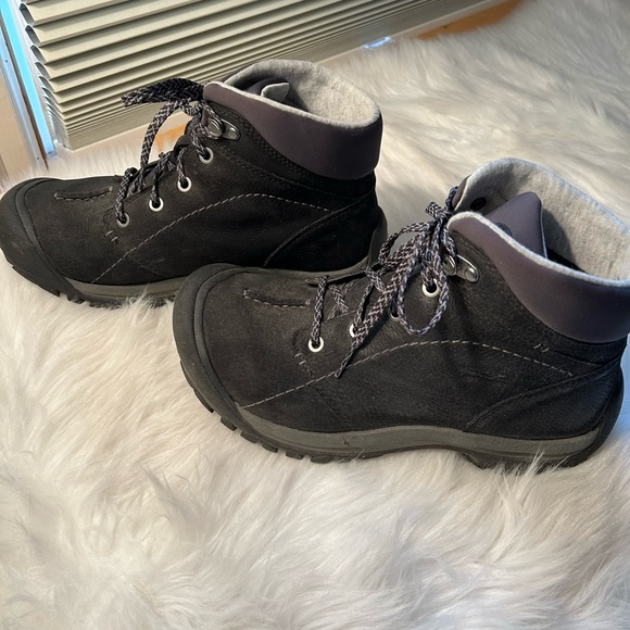 Keen Boots size 9 - Picture 2 of 5